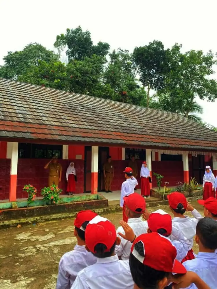 Kepala Desa Bandung, Kecamatan Banjar, Kabupaten Pandeglang, Wahyu Kusnadiharja, saat menjadi Pembina Upacara Pengibaran Bendera di SDN Bandung 1, Senin (3/2/2025). (ISTIMEWA)