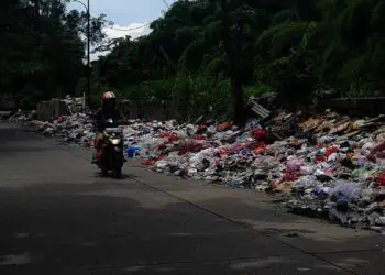 Tumpukan Sampah "Makan" Setengah Badan Jalan Kalisabi Cibodas, Warga Mengeluh