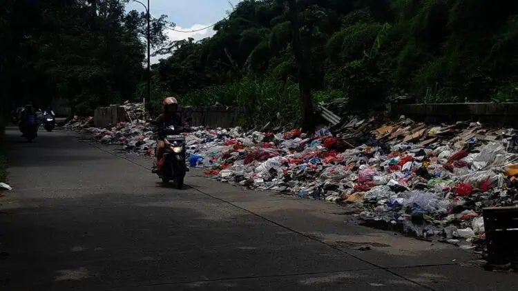 Tumpukan Sampah "Memakan" Setengah Badan Jalan Kalisabi Cibodas, Warga Mengeluh