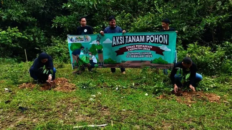 Cegah Longsor, Gunung Luhur di Lebak Ditanami Ribuan Pohon Keras