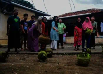 Protes Kelangkaan, Emak-emak di Kota Tangerang Lemparkan Tabung Gas Melon