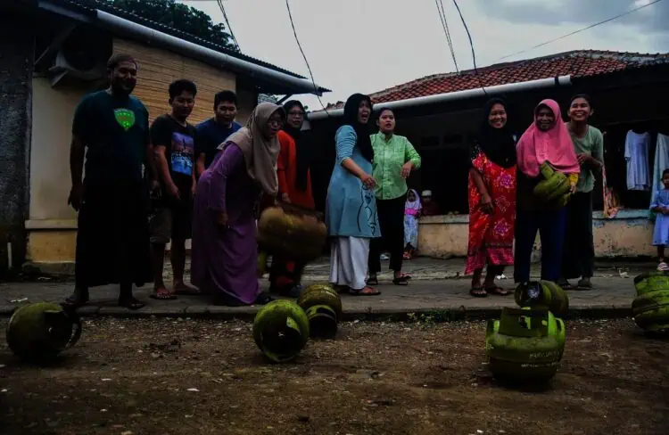 Protes Kelangkaan, Emak-emak di Kota Tangerang Lemparkan Tabung Gas Melon