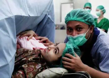 Momen Haru Ketika Rizky Febian Menangis saat Anak Pertamanya Lahir Caesar