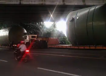 Truk Dolly Berukuran Besar Terparkir Berhari-hari di Jalan Daan Mogot Tanah Tinggi
