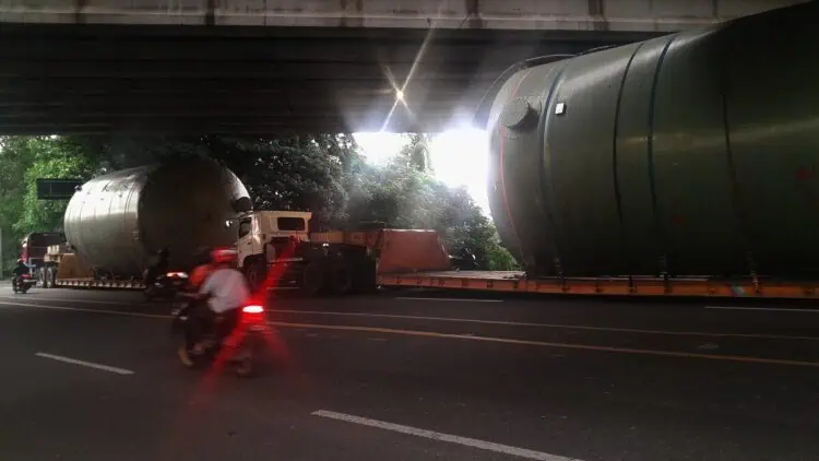 Truk Dolly Berukuran Besar Terparkir Berhari-hari di Jalan Daan Mogot Tanah Tinggi