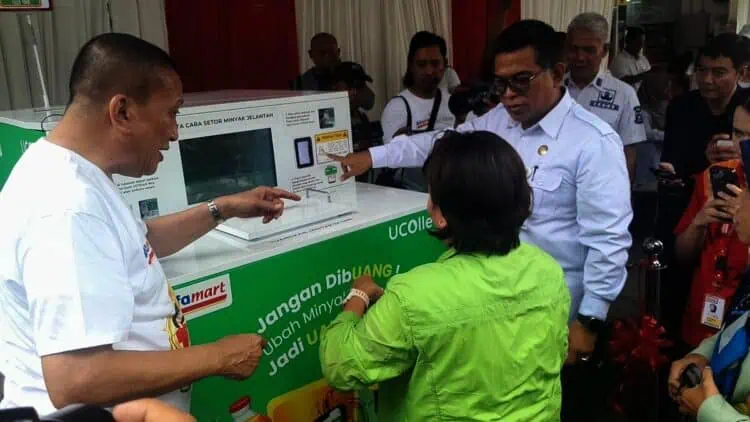 Alfamart Luncurkan Stasiun Penukaran Minyak Jelantah Jadi Duit
