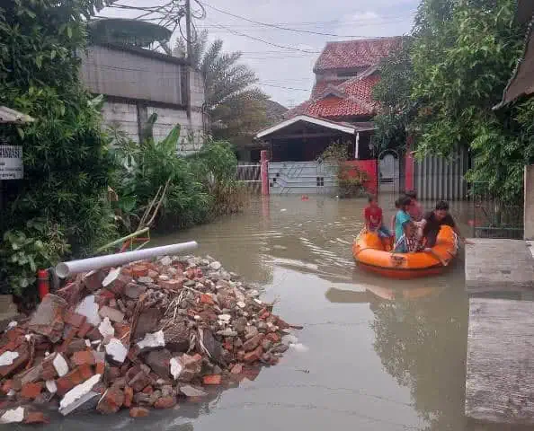 Banjir Berangsur Surut, Warga Candulan di Cipondoh Masih Mengungsi