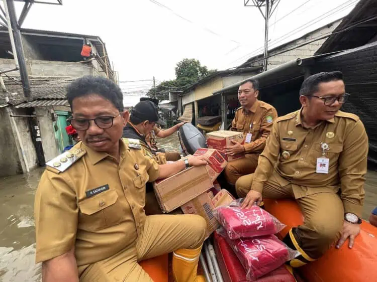 Banjir Melanda, Sachrudin-Maryono Serahkan Bantuan Langsung ke Masyarakat Kota Tangerang