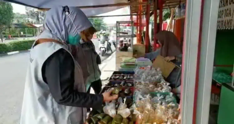 Petugas gabungan, memeriksa makanan di salah satu pasar di Pandeglang, beberapa waktu lalu. (DOKUMEN/SATELITNEWS.COM)