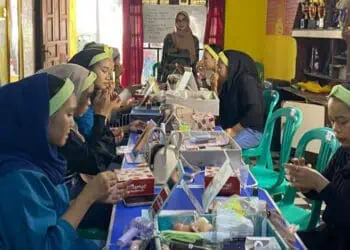 Sejumlah pencari kerja, diberikan pelatihan tata rias sebagai bekal dan pengalaman yang bisa digunakan ketika melamar pekerjaan. (ISTIMEWA)