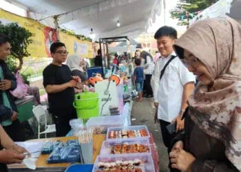 Bupati Pandeglang Rd. Dewi Setiani, mengunjungi Bazar Kadaharan Buka Puasa, yang digelar Porwan Pandeglang di Jalan Kesehatan, depan Masjid Agung Ar Rahman, Rabu (5/3/2025). (ISTIMEWA)