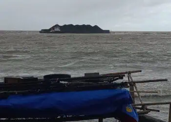 Tongkang Pengangkut Batu Bara Terdampar di Perairan Teluk Pandeglang 