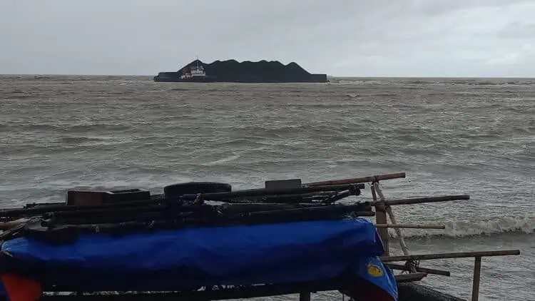 Tongkang Pengangkut Batu Bara Terdampar di Perairan Teluk Pandeglang 