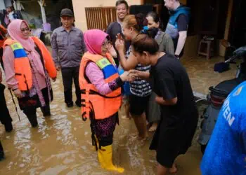 Tinjau Lokasi Banjir, Bupati Pandeglang Serahkan Bantuan
