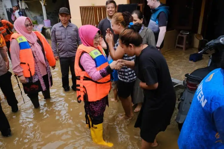 Tinjau Lokasi Banjir, Bupati Pandeglang Serahkan Bantuan