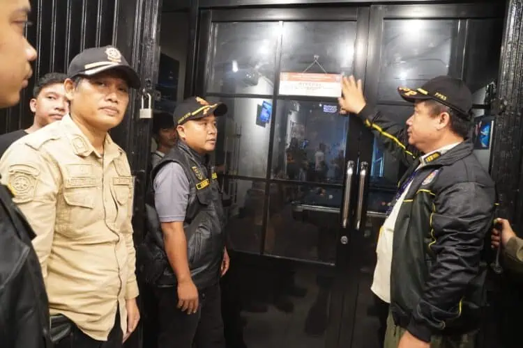 Satpol PP Kabupaten Tangerang Segel Tempat Biliard di Kelurahan Kaduagung