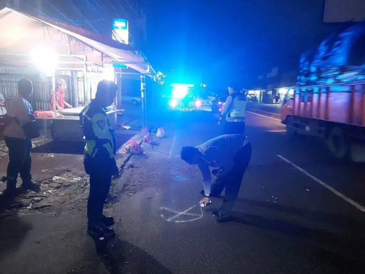 Pria Tewas Ditabrak Truk Saat Beli Makan Sahur di Ciputat