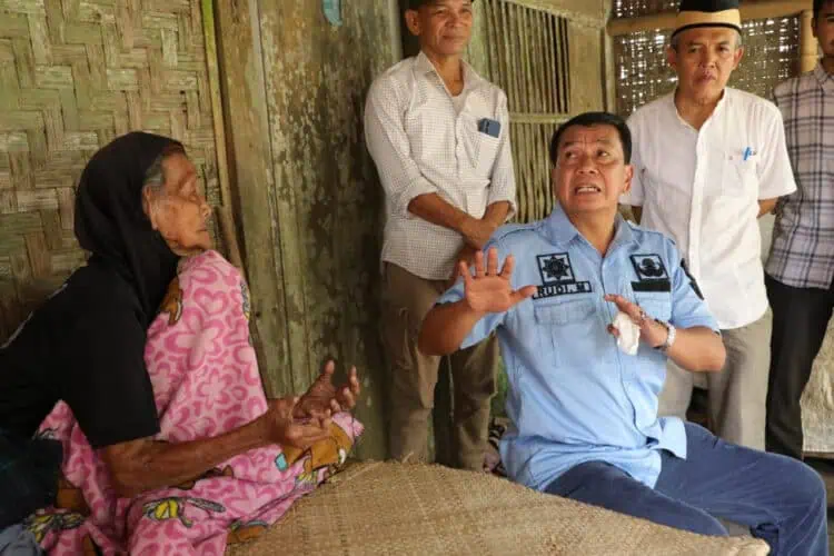 Kunjungi Ibu Wantin, Bupati Tangerang Instruksikan Kecamatan dan Desa Gotong Royong Renovasi Rumah Agar Layak Huni