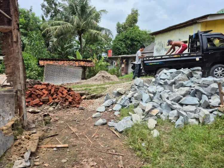 Rumah Emak Wantin di Desa Sukamanah Kecamatan Jambe Mulai Dibangun