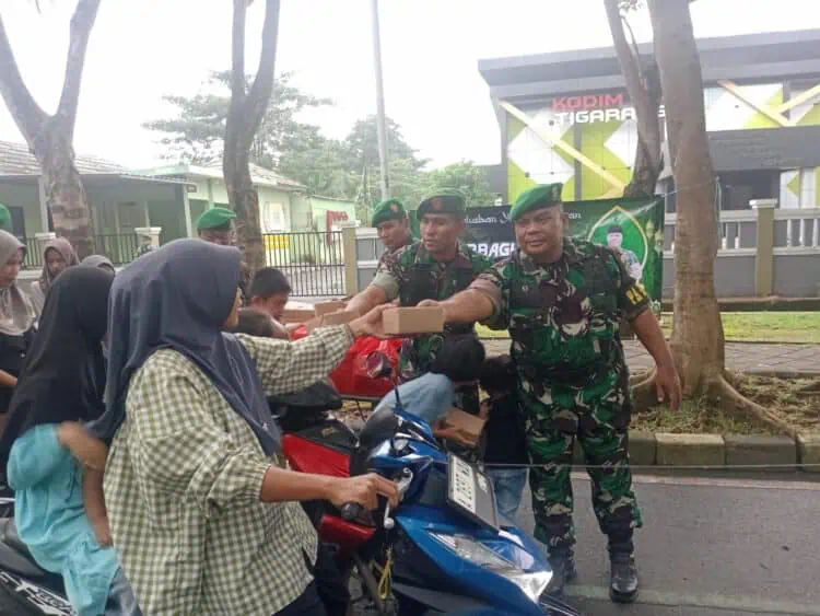 Kodim 0510/Tigaraksa Konsisten Bagikan Takjil Gratis