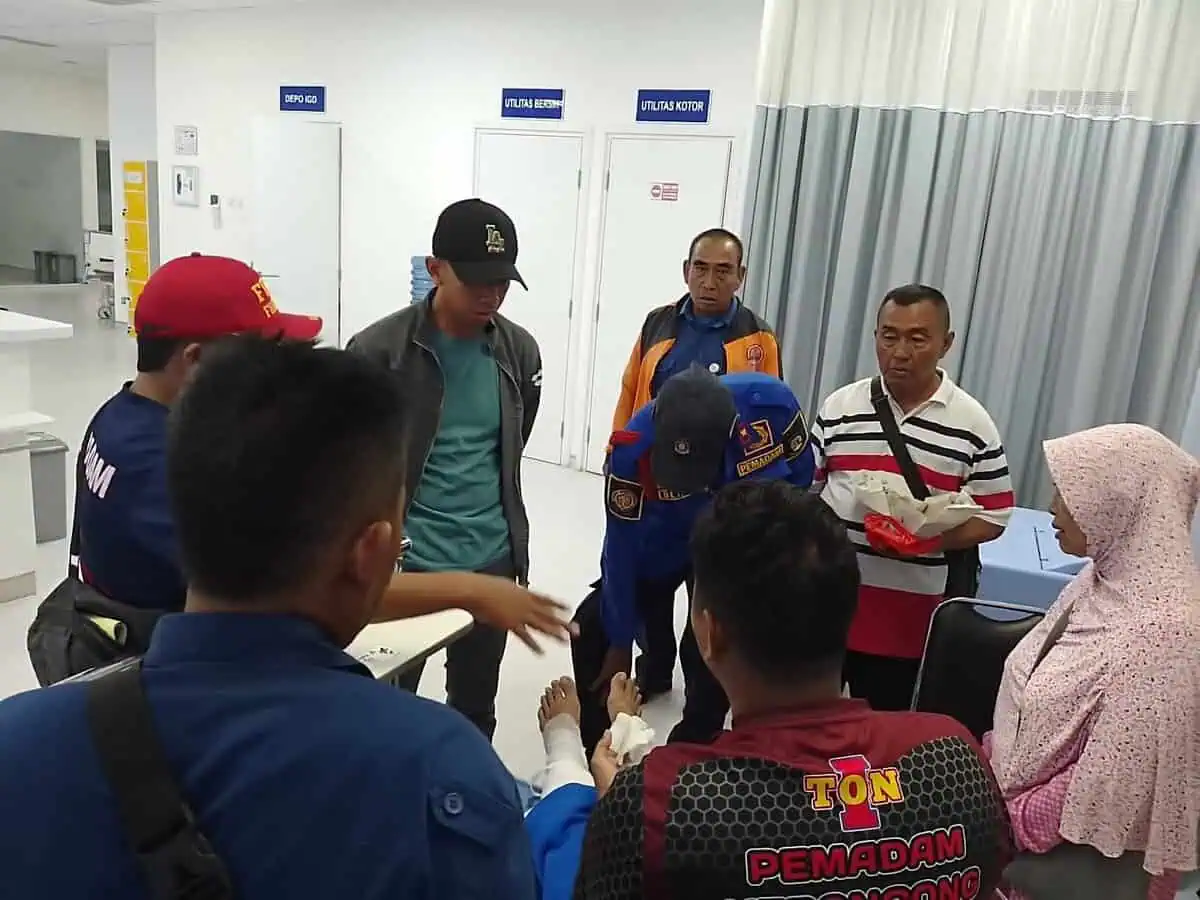 Satu Anggota BPBD Kota Tangerang Terperosok hingga Alami Luka Bakar Saat Padamkan Api di Pabrik Limbah Plastik Sepatan Timur