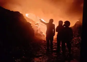 Satu Anggota BPBD Kota Tangerang Terperosok hingga Alami Luka Bakar Saat Padamkan Api di Pabrik Limbah Plastik Sepatan Timur