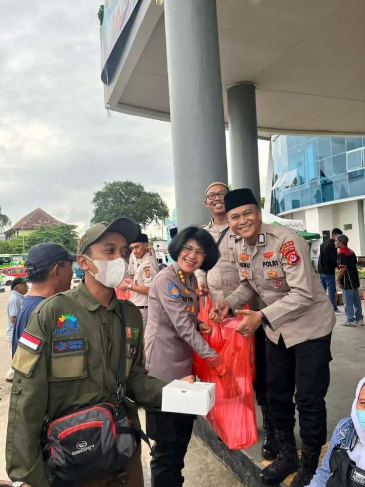 Personel Polri Bagikan Takjil Gratis Kepada Pemudik di Terminal Pakupatan, Serang