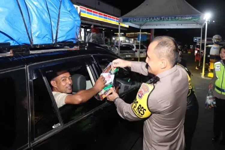 Kapolresta Tangerang Bagikan Bingkisan Makanan kepada Pemudik
