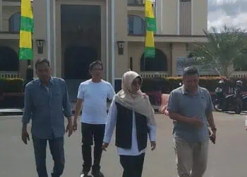 Hendak Digunakan Solat IdulFitri, Bupati Dewi Minta Halaman Depan Masjid Agung Bersih dari Sampah 