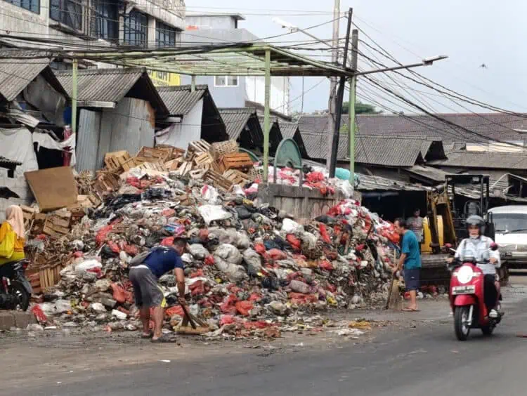 Imbas Truk Pengangkut Rusak, Sampah "Menggunung" di Ciputat