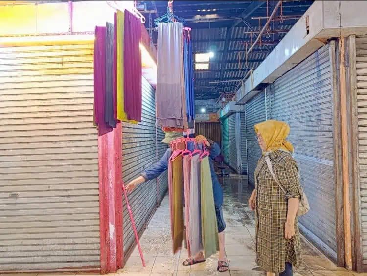 Banjir Rendam Pasar Ceger Pondok Aren, Pedagang Pasrah