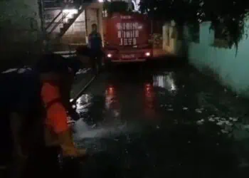 Pembersihan Lokasi Terdampak Banjir Dimaksimalkan Hingga Malam Hari