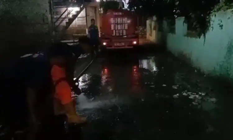 Pembersihan Lokasi Terdampak Banjir Dimaksimalkan Hingga Malam Hari