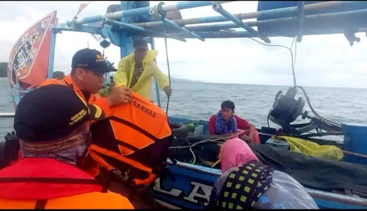 Basarnas Banten Evakuasi 6 Nelayan di Perairan Pulau Pamujaan