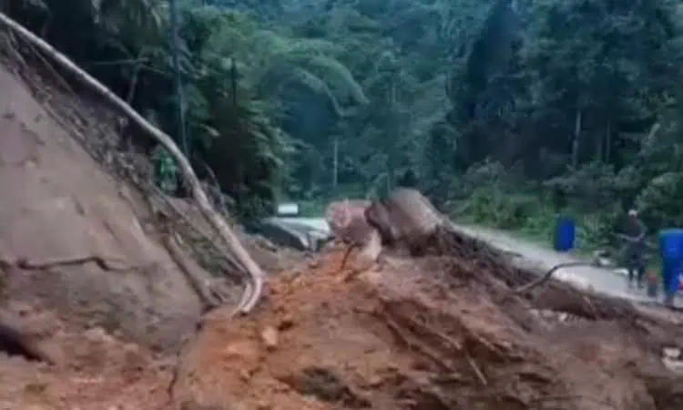 Tebing Longsor, Akses Jalan Menuju Lokasi Wisata Negeri di Atas Awan Lebak Dialihkan