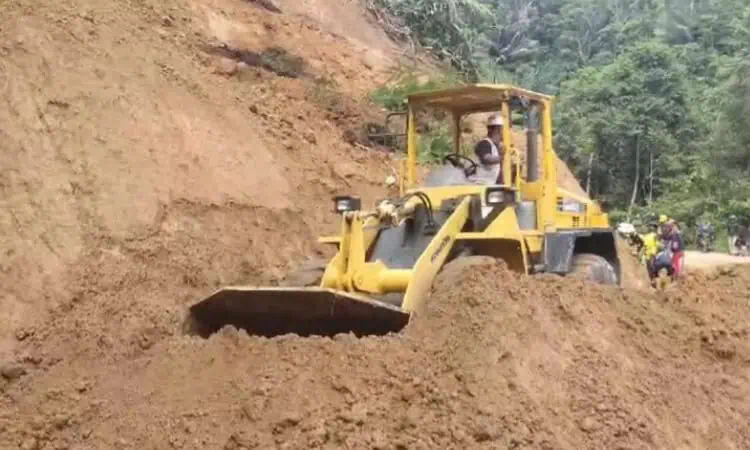 PUPR Banten Kerahkan Alat Berat Tangani Jalan Cipanas-Ciparay