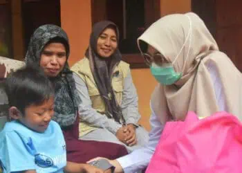 Bupati Pandeglang Jenguk Anak Penderita TBC Tulang di Pulosari