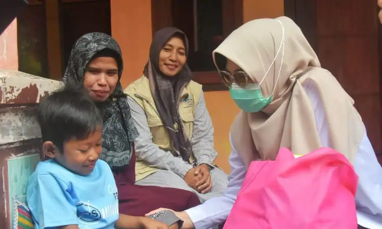 Bupati Pandeglang Jenguk Anak Penderita TBC Tulang di Pulosari
