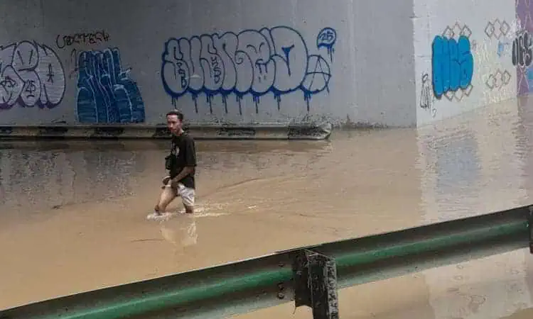 Kali Sabi Meluap, Jalan di Bawah Flyover Cibodas Terendam Banjir Lagi