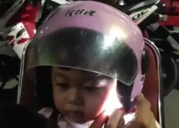 Petugas BPBD Lepaskan Anting Balita di Periuk Tangerang yang Nyangkut di Helm