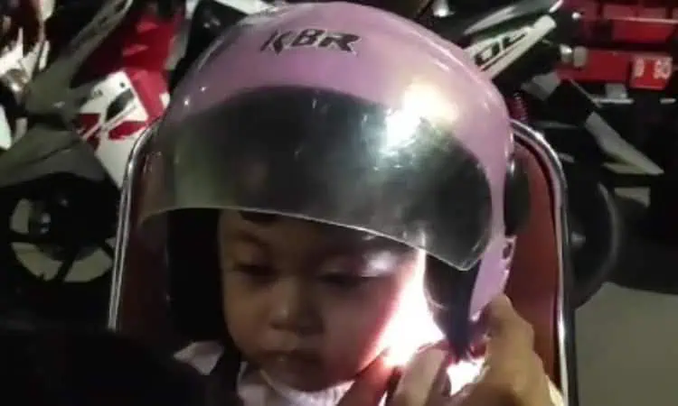 Petugas BPBD Lepaskan Anting Balita di Periuk Tangerang yang Nyangkut di Helm