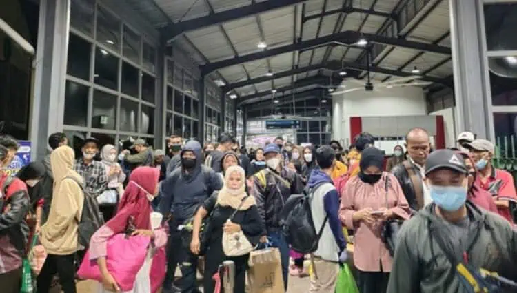 Pemudik Mulai Padati Stasiun Rangkasbitung