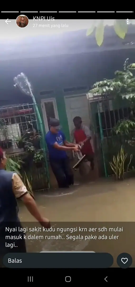 Warga Pinang Terkena Gigitan Ular Berukuran 2 Meter Saat Banjir