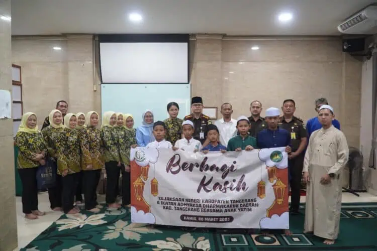 Kejari Kabupaten Tangerang dan IAD Berbagi Kasih dengan Anak Yatim