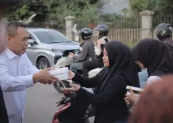 Bersama PWI dan PHRI, Ketua DPRD Kabupaten Tangerang Bagikan Takjil Ramadhan