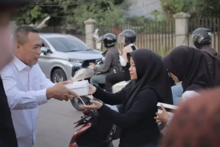 Bersama PWI dan PHRI, Ketua DPRD Kabupaten Tangerang Bagikan Takjil Ramadhan