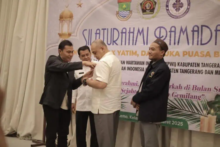 PWI Berikan Pin Emas untuk Zaki, Bukti Nyata Sinergi Pemkab Tangerang dengan Pers