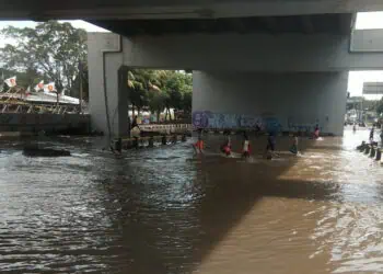 ILUSTRASI: Banjir di bawah flyover Cibodas Kota Tangerang. DOKUMEN