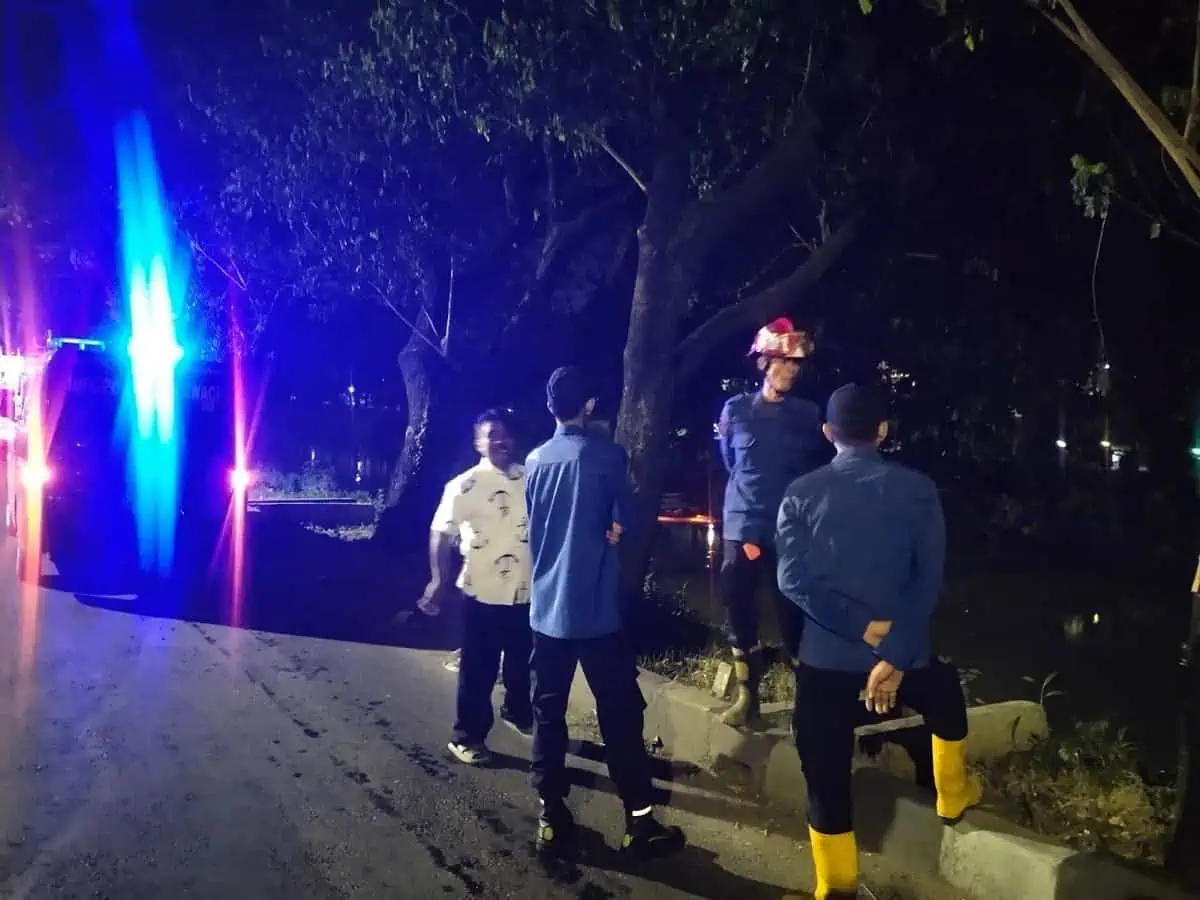 Apes, Pengendara dan Mobil Tercebur ke Kali Bayur Karawaci Apes, Pengendara dan Mobil Tercebur ke Kali Bayur Karawaci