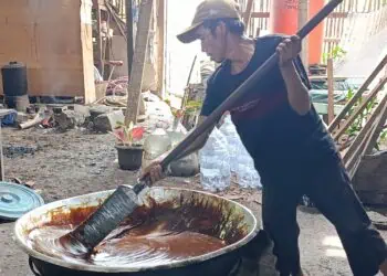 Dodol Betawi Cilenggang, Tetap Pakai Peralatan Tradisional Demi Jaga Cita Rasa